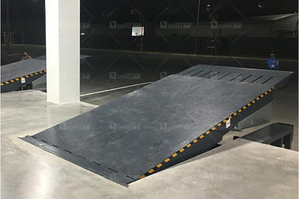 伸缩式装卸货平台