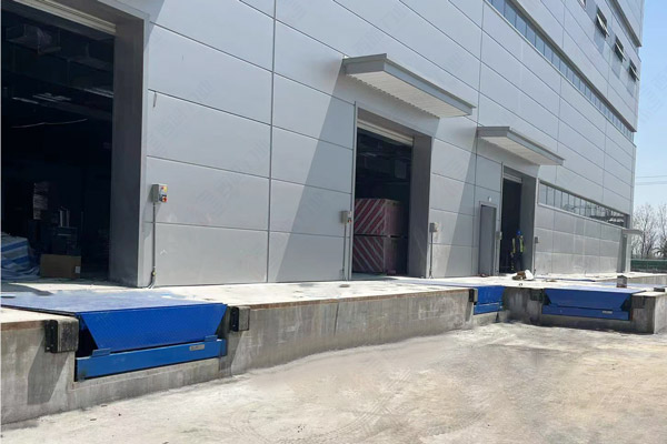 适合依维柯车用的梯形唇板装卸货平台