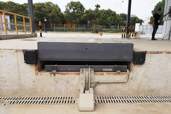 货车限动器+登车卸货平台